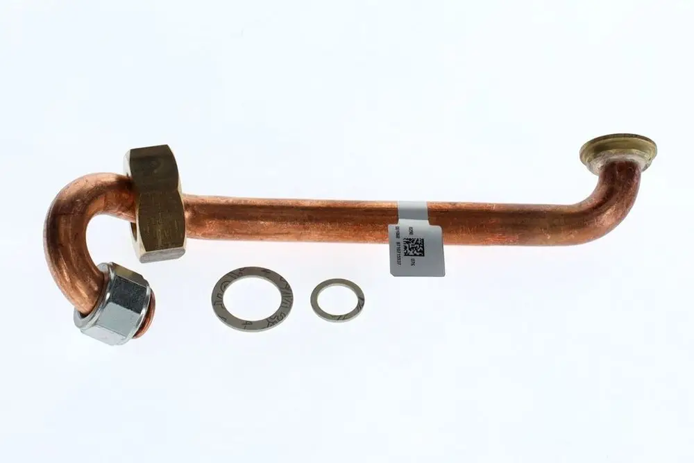 Kupferrohr mit einer gebogenen Form, einer Verbindungsmutter aus Messing und zwei Dichtungen. Teil des Bosch Gasrohr-Systems zur Verteilung von Gas.
